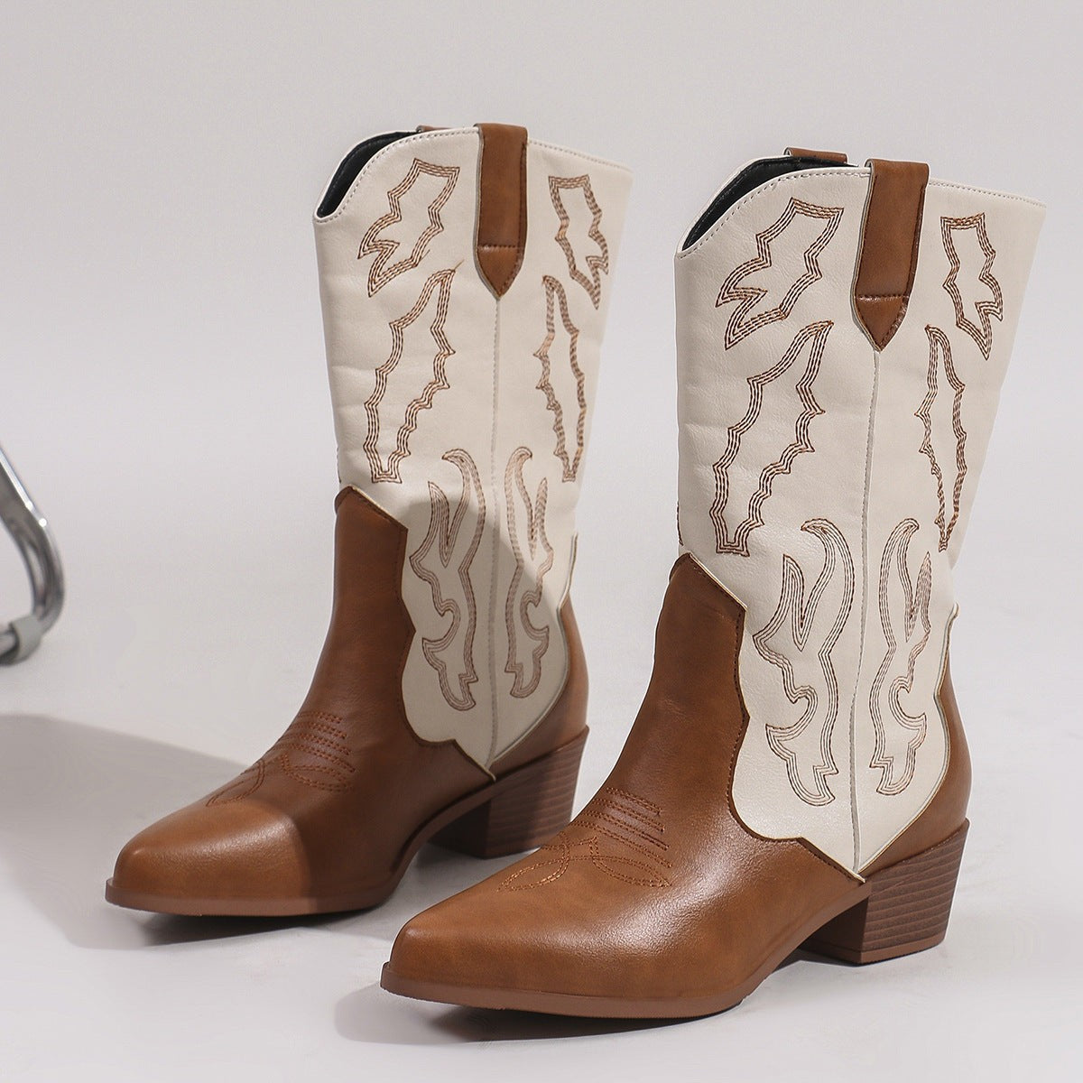 Bottes de cowboy western brodées à talon carré